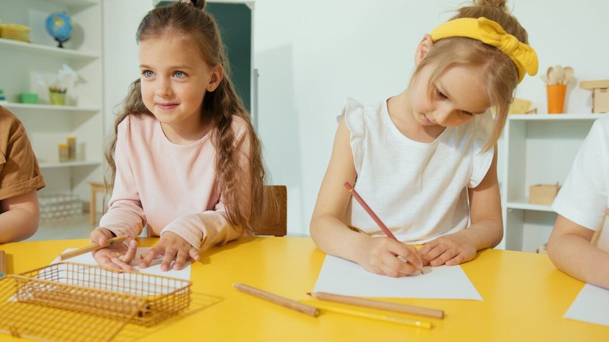 Kinder beim Lernen im Klassenzimmer