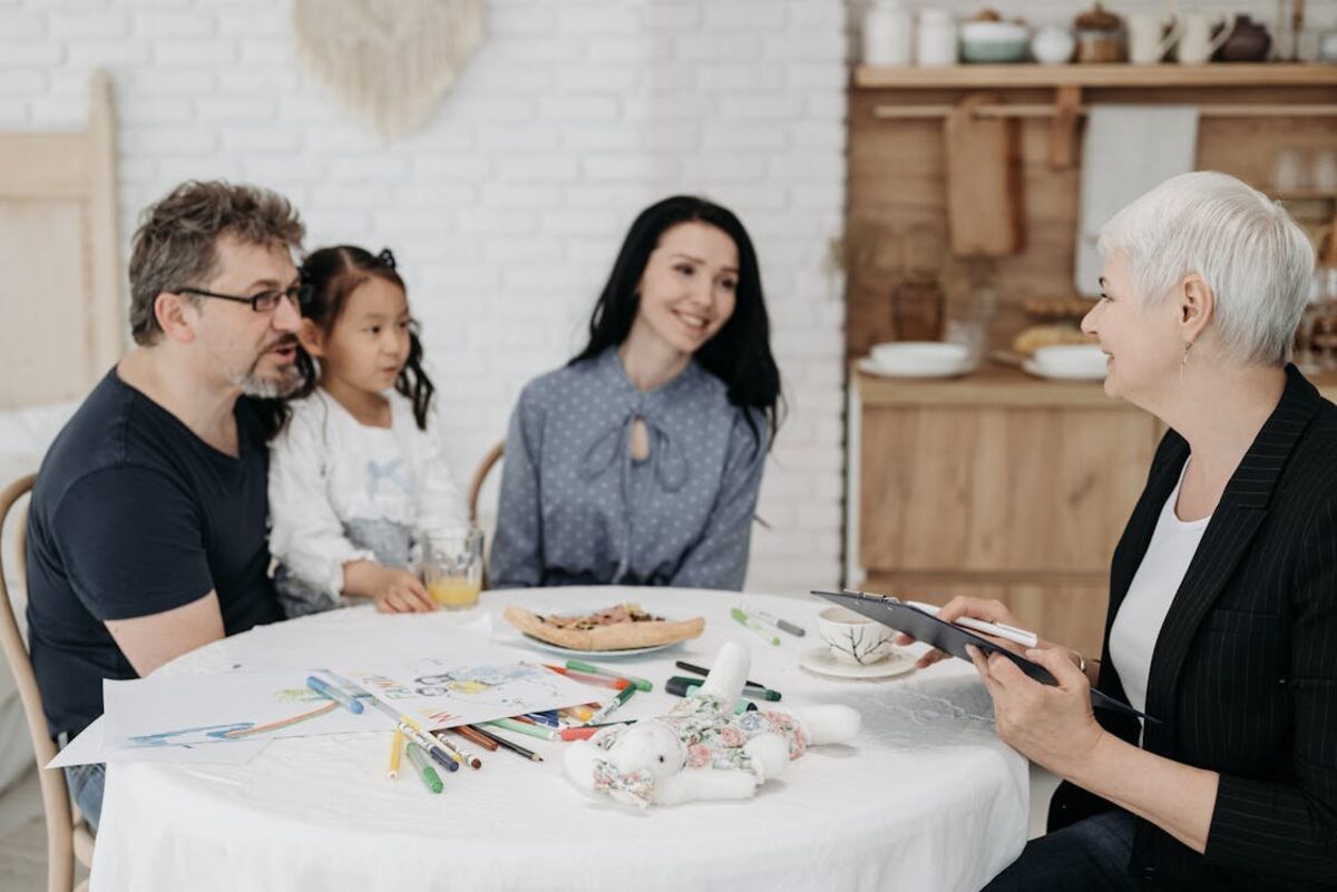 Familie im persönlichen Beratungsgespräch zur Schulbegleitung
